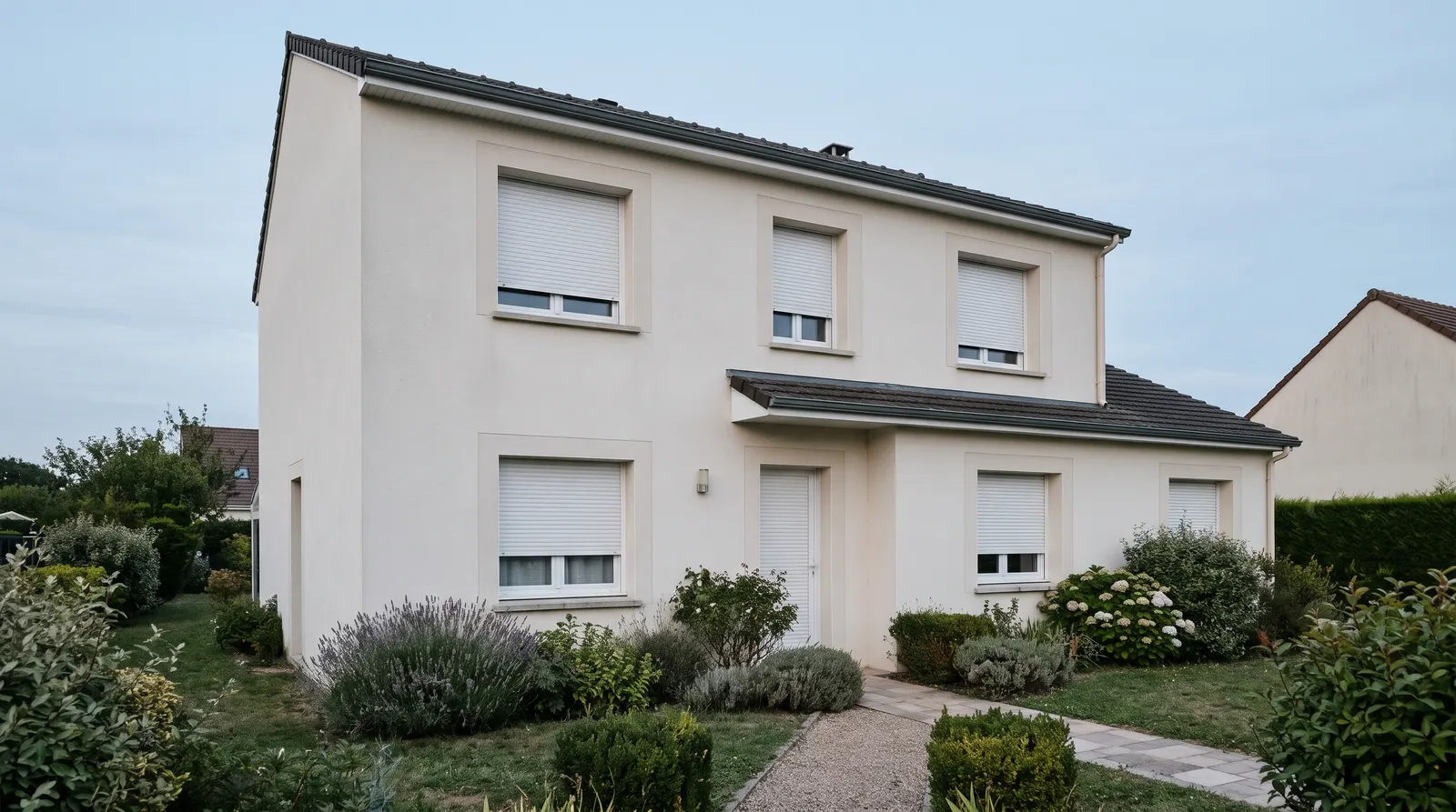 Façade de maison dont tous les volets roulants sont fermés