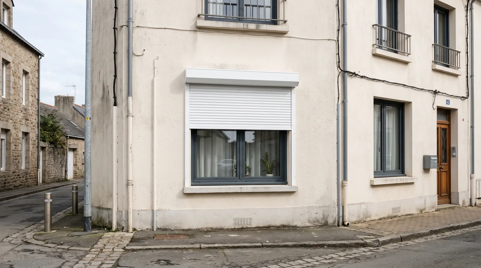 Coffre de volet roulant extérieur à la fenêtre du premier étage d'un immeuble