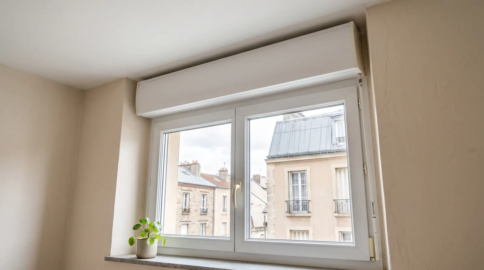 Volet roulant entièrement enroulé sous un coffre intérieur